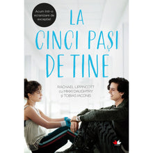Încarcă imaginea în vizualizatorul Galerie, La Cinci Pasi De Tine, Rachael Lippincott, Mikki Daughtry, Tobias Iaconis
